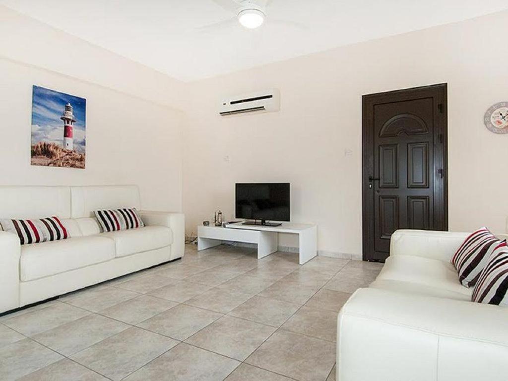 Beautiful 2-Bedroom Apartment - Great Location Paphos Exterior photo